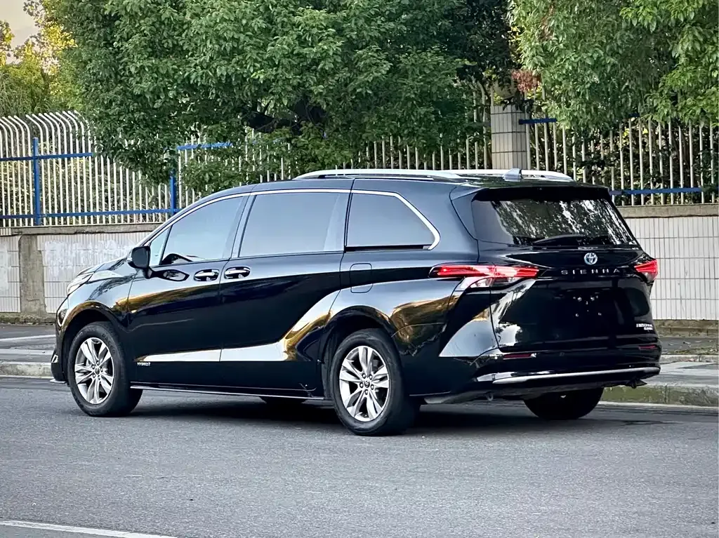 Toyota Sienna — фото 5
