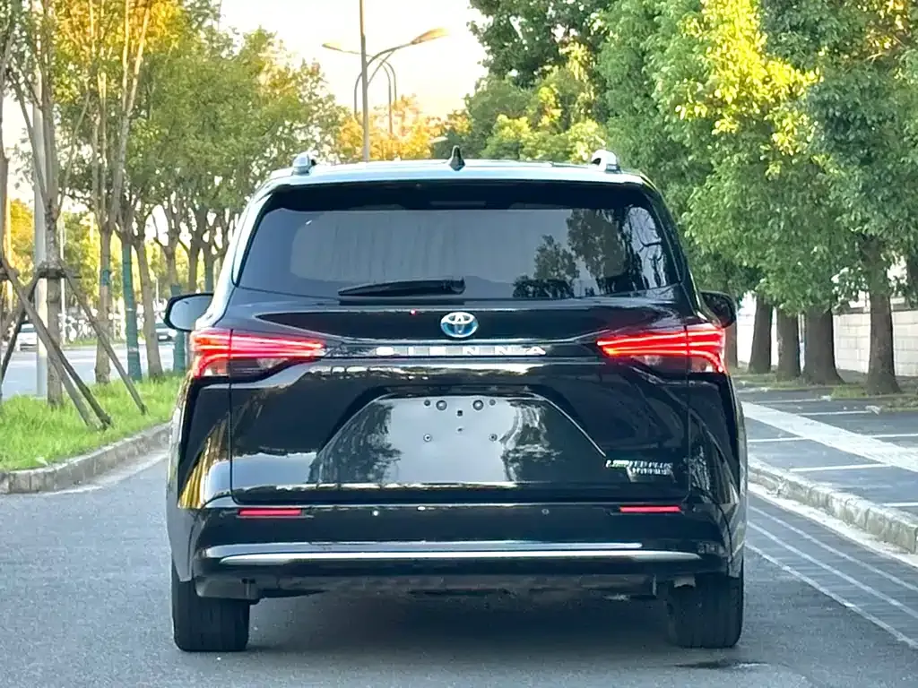 Toyota Sienna — фото 9