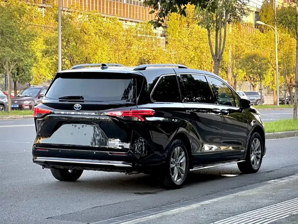 Toyota Sienna — фото 4