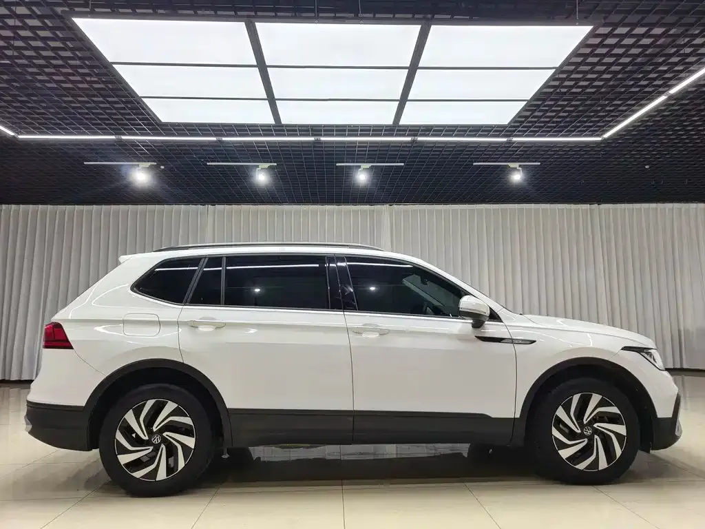 Volkswagen Tiguan L — фото 2