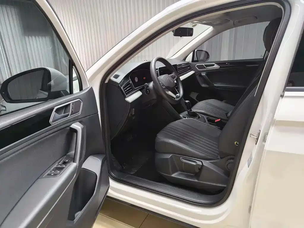 Volkswagen Tiguan L — фото 10