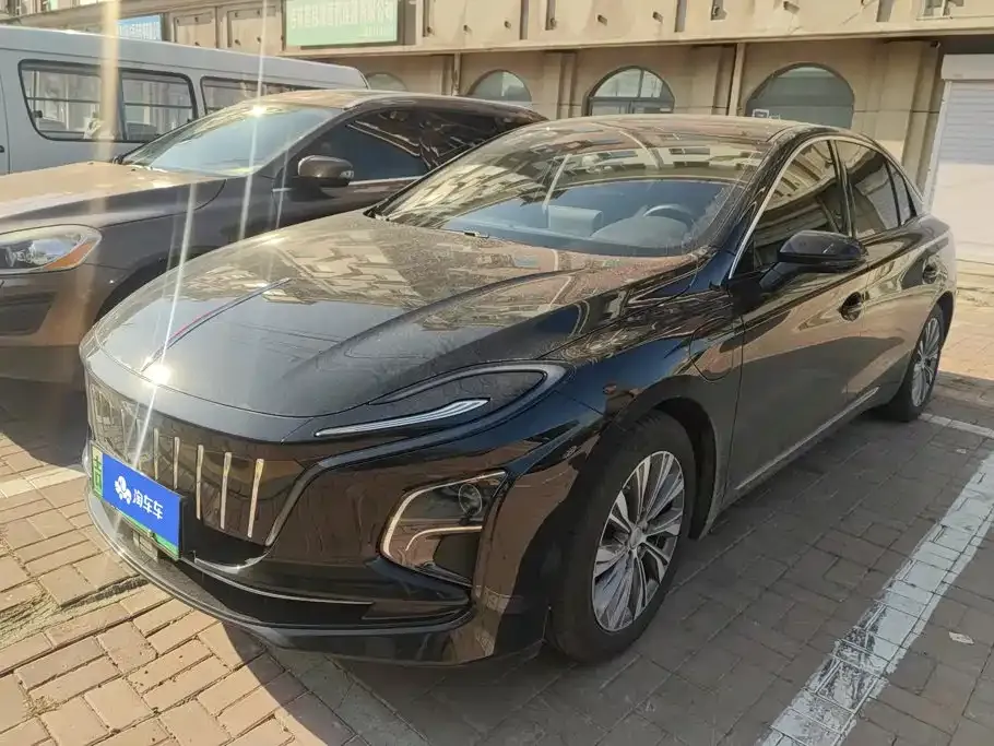 Hongqi E-QM5 — фото 1