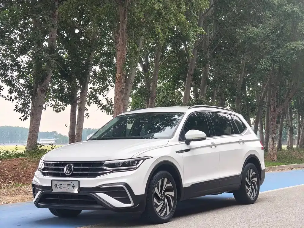 Volkswagen Tiguan L — фото 1