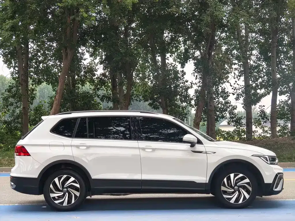 Volkswagen Tiguan L — фото 9
