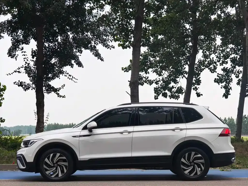 Volkswagen Tiguan L — фото 6