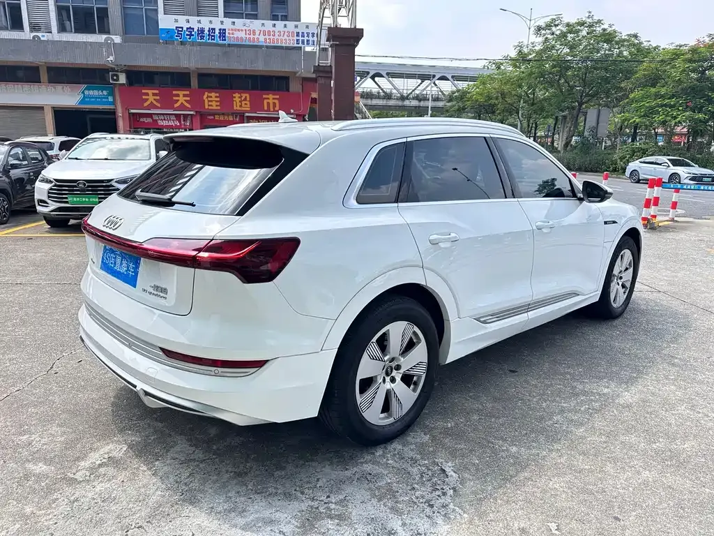 Audi e-tron — фото 10