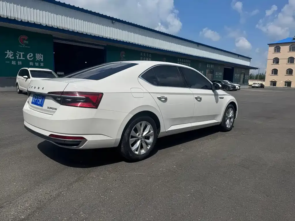 Skoda Superb — фото 6