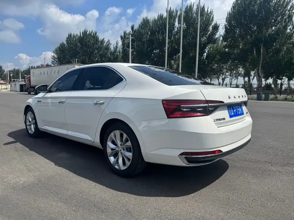 Skoda Superb — фото 10