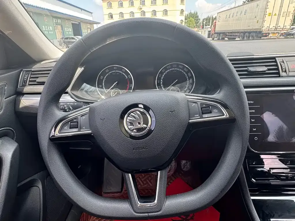 Skoda Superb — фото 5