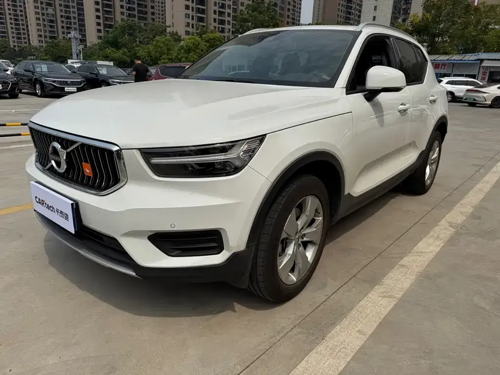 Volvo XC40 — фото 1