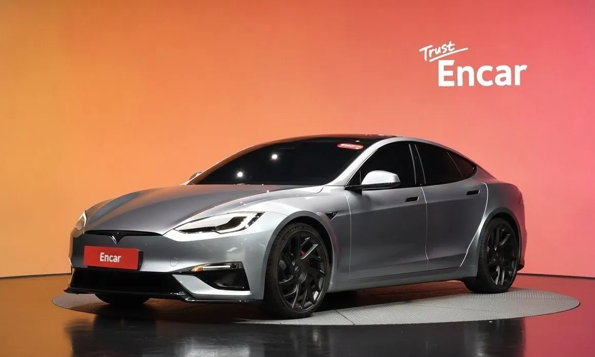 Tesla Model S — фото 1