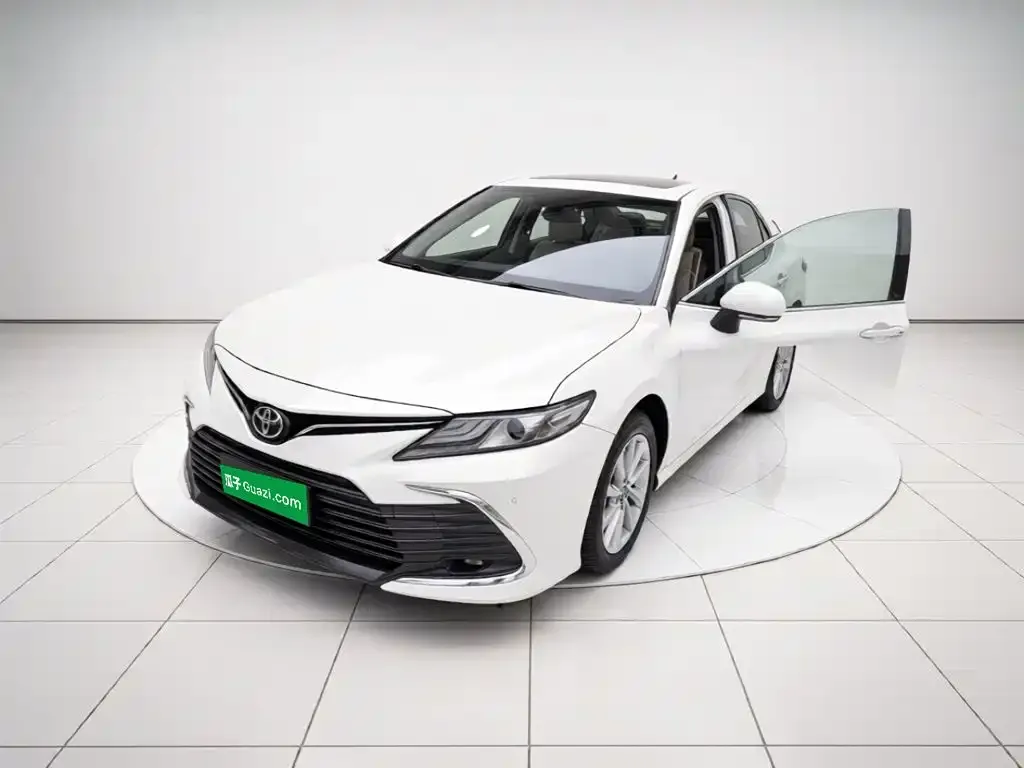 Toyota Camry — фото 1