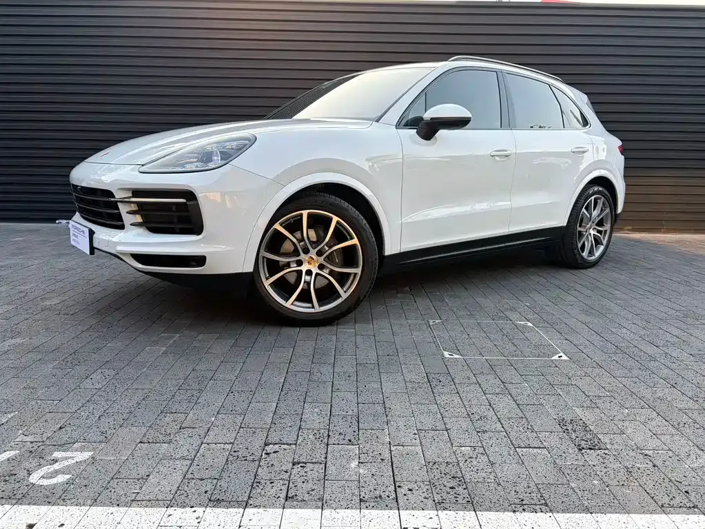 Porsche Cayenne — фото 1
