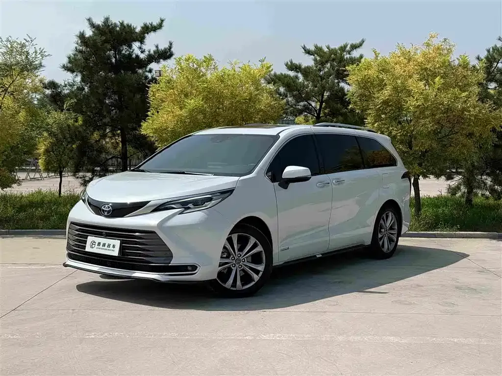 Toyota Sienna — фото 1