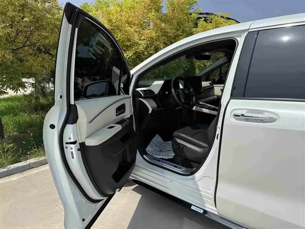 Toyota Sienna — фото 10