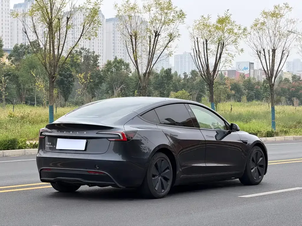 Tesla Model 3 — фото 7