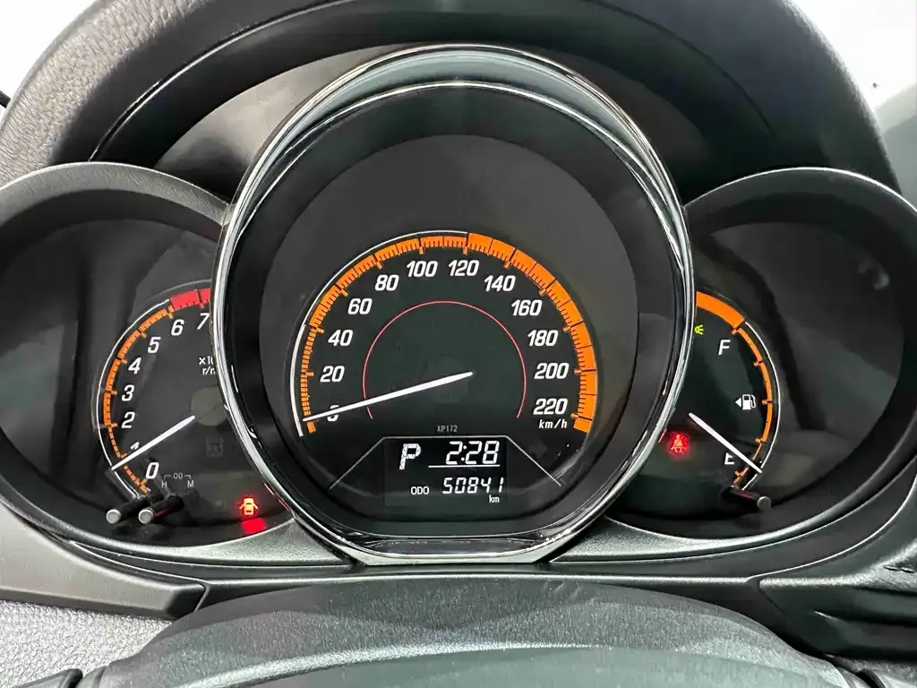 Toyota Yaris L — фото 2