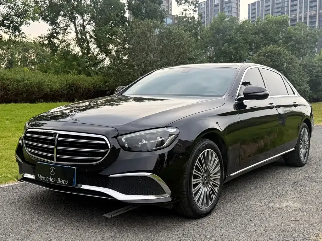 Mercedes-Benz E-Class — фото 1