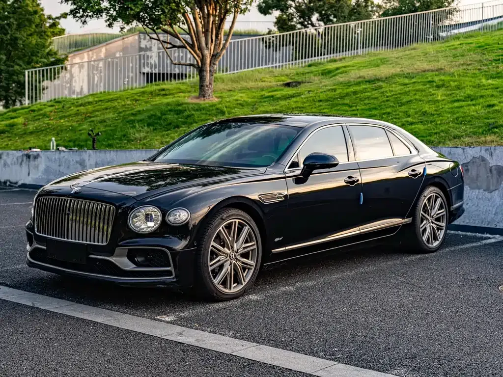 Bentley Flying Spur PHEV — фото 1