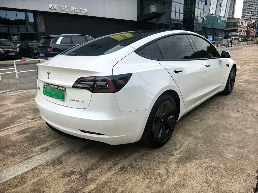 Tesla Model 3 — фото 9
