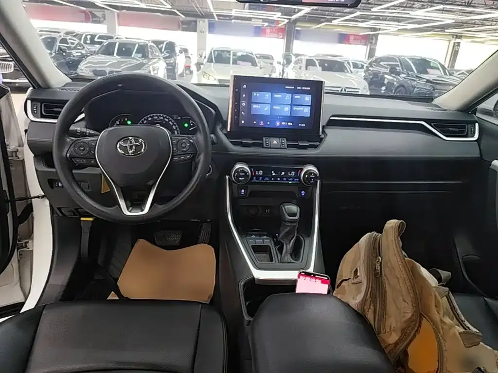 Toyota RAV4 — фото 9