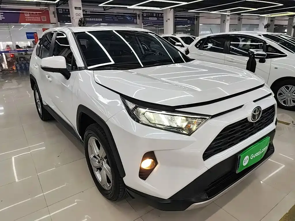 Toyota RAV4 — фото 8