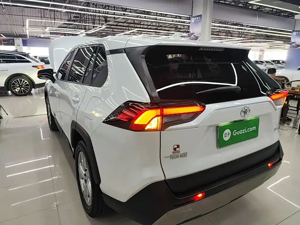 Toyota RAV4 — фото 10