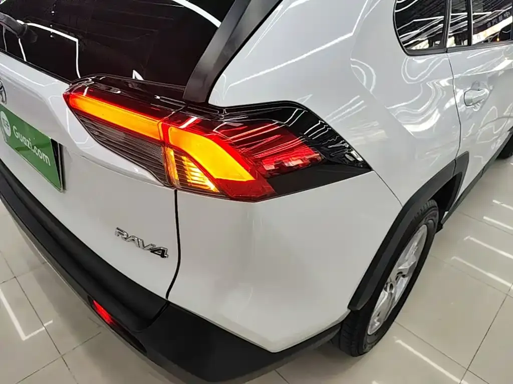 Toyota RAV4 — фото 7