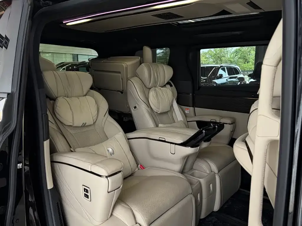 Toyota Alphard — фото 2