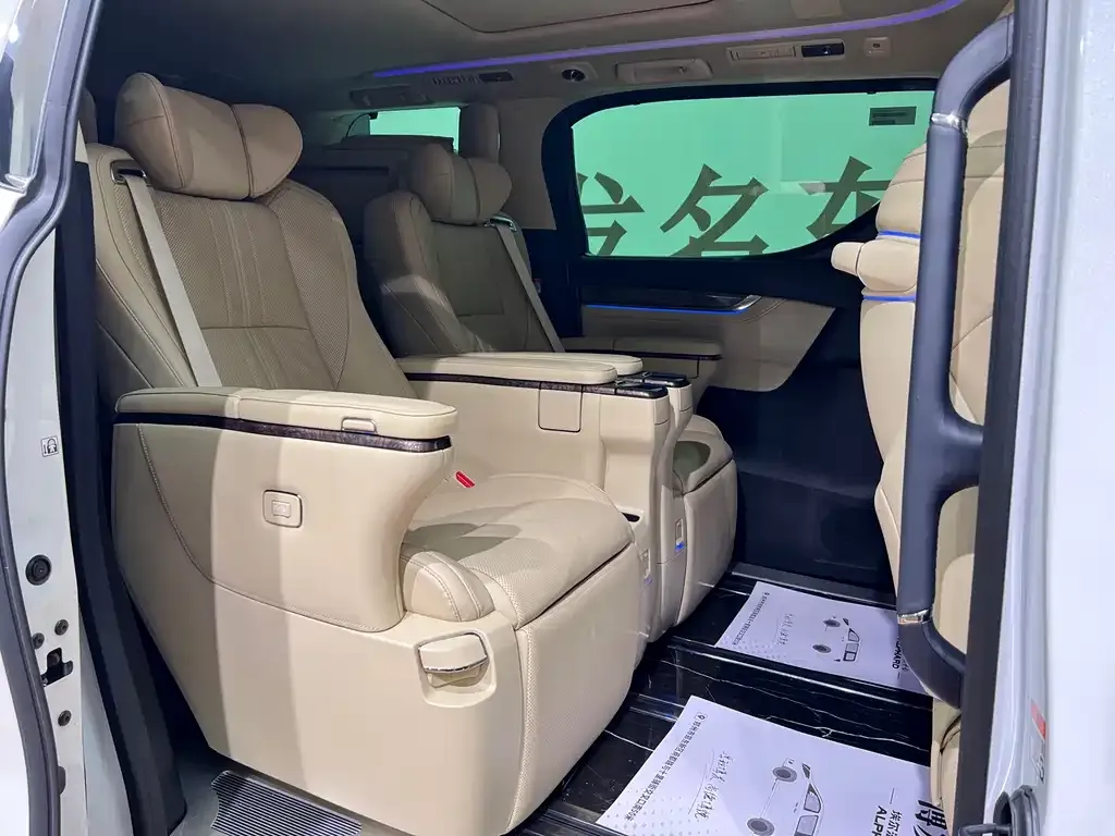 Toyota Alphard — фото 9