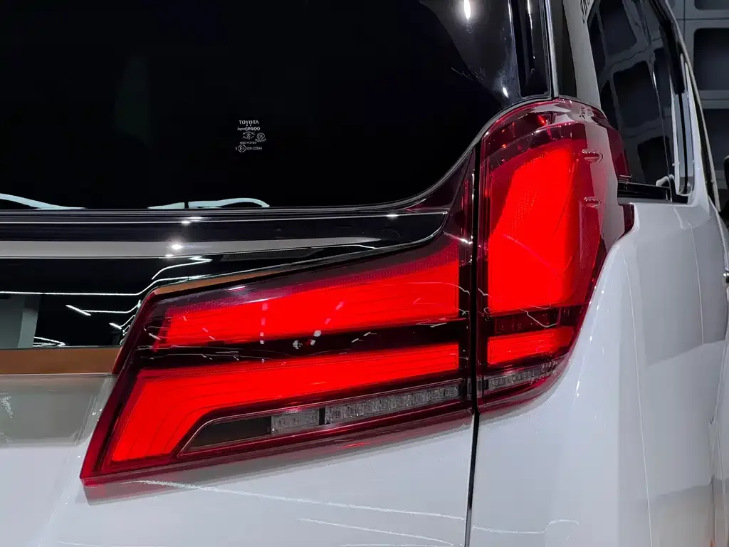 Toyota Alphard — фото 8