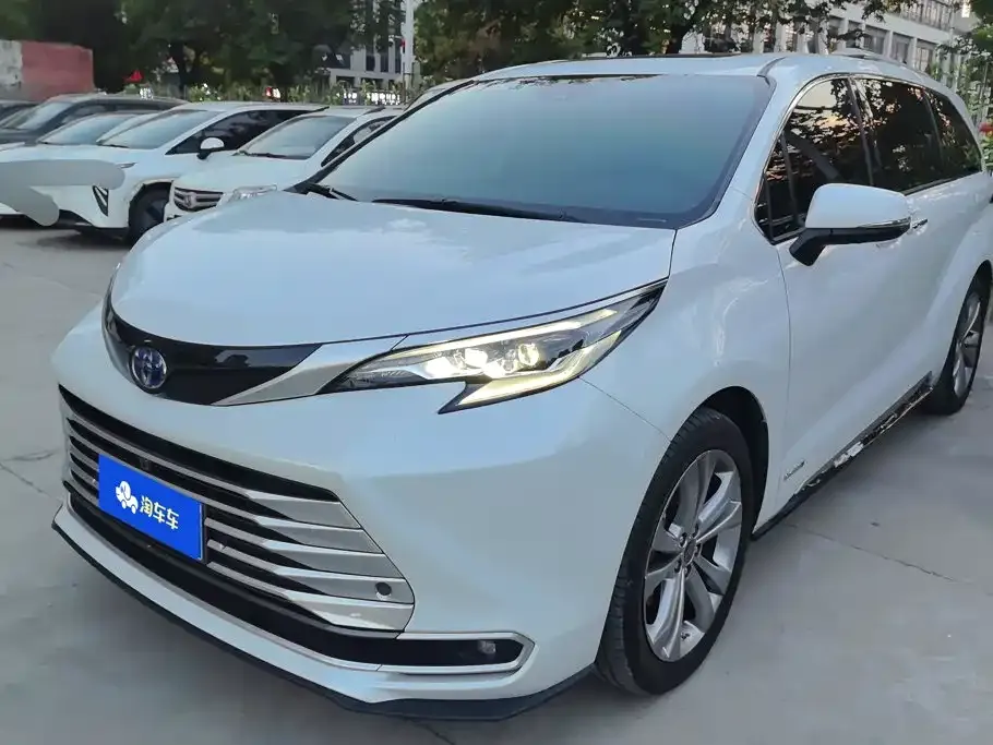 Toyota Sienna — фото 1