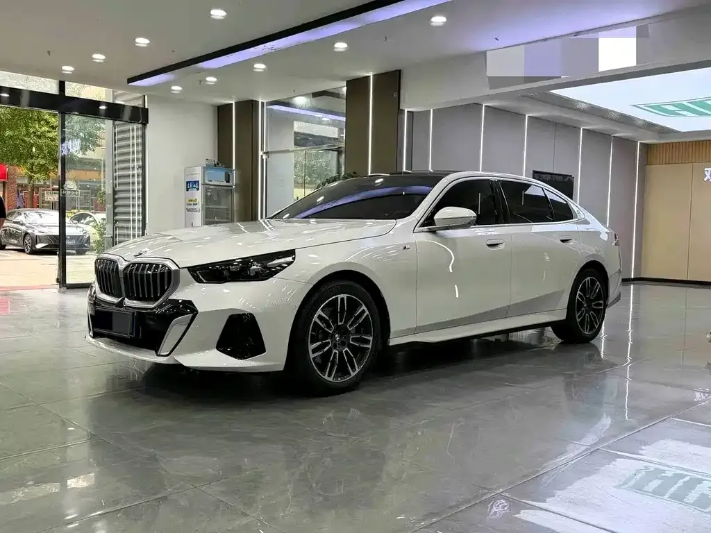 BMW 5 Series — фото 1
