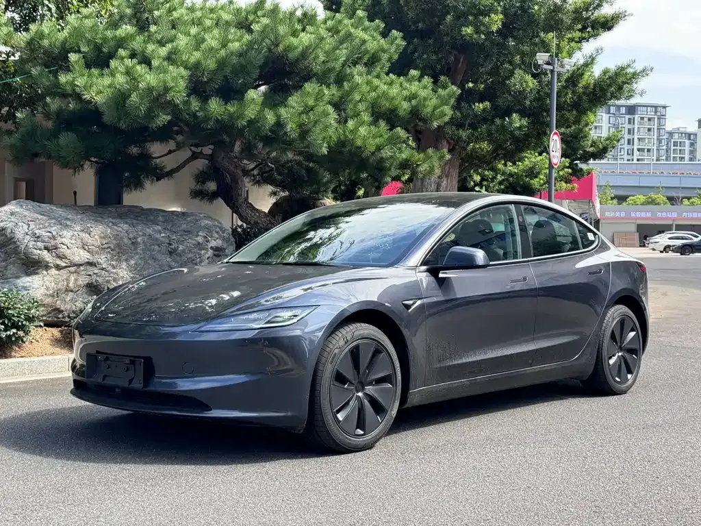 Tesla Model 3 — фото 1