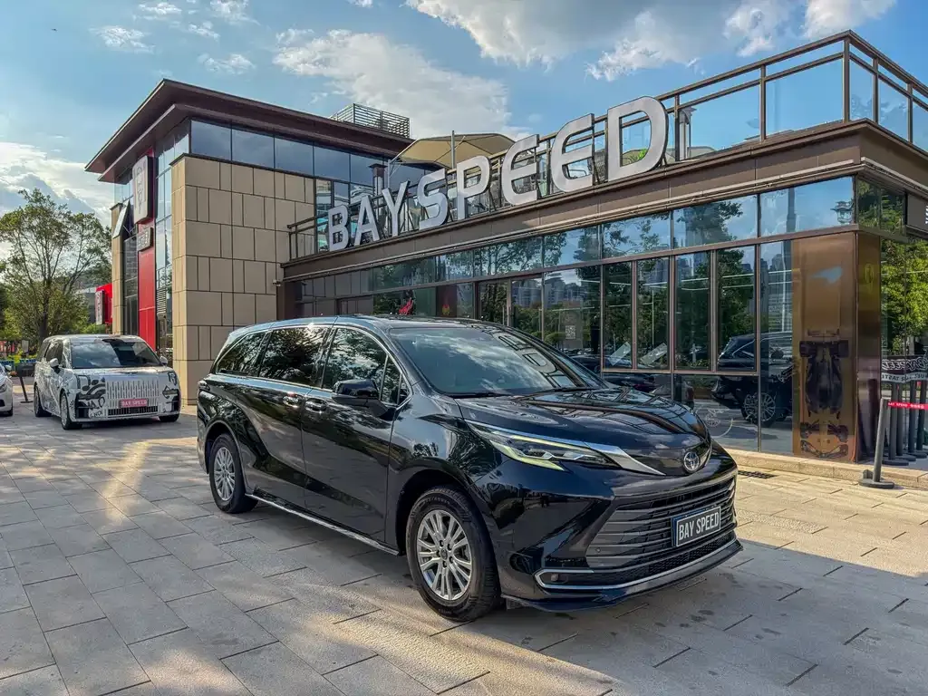 Toyota Sienna — фото 1