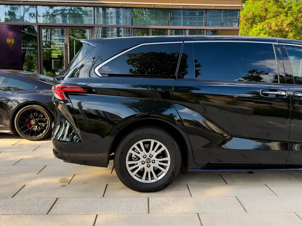 Toyota Sienna — фото 2