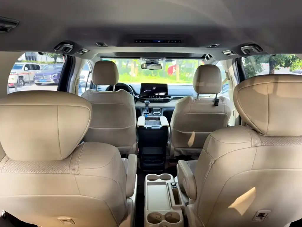Toyota Sienna — фото 7