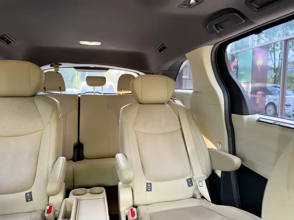 Toyota Sienna — фото 4