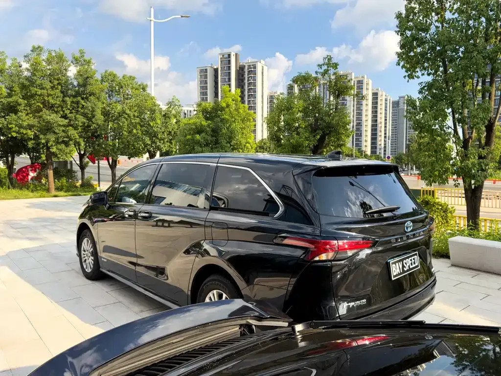 Toyota Sienna — фото 9