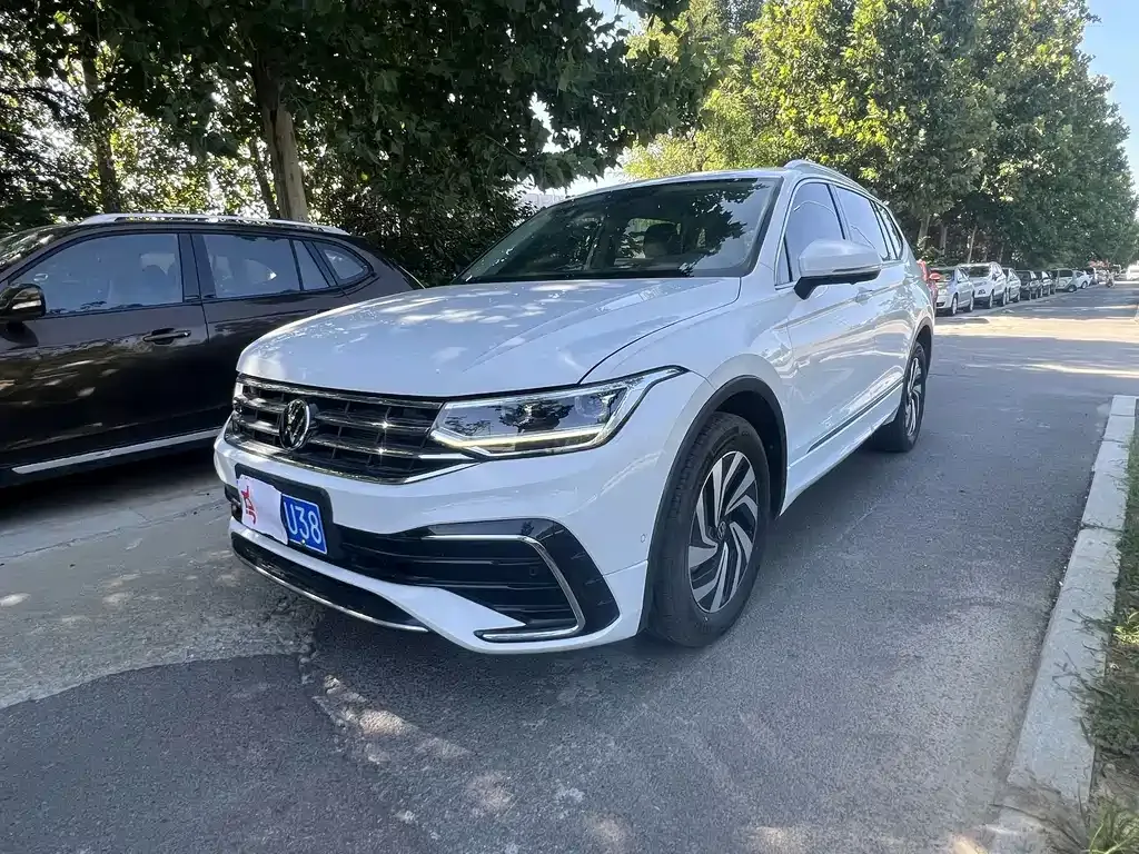 Volkswagen Tiguan L — фото 1