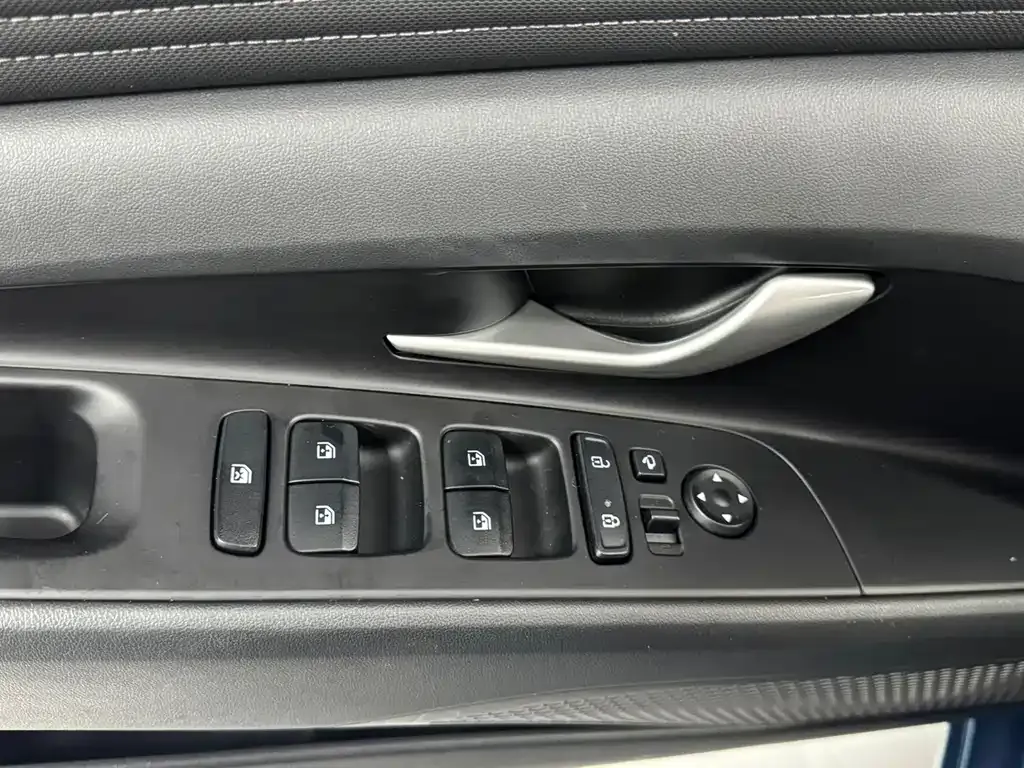 Hyundai Elantra — фото 7