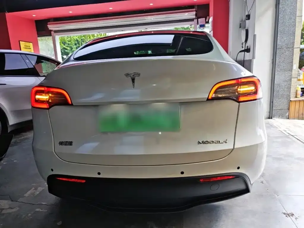 Tesla Model Y — фото 10
