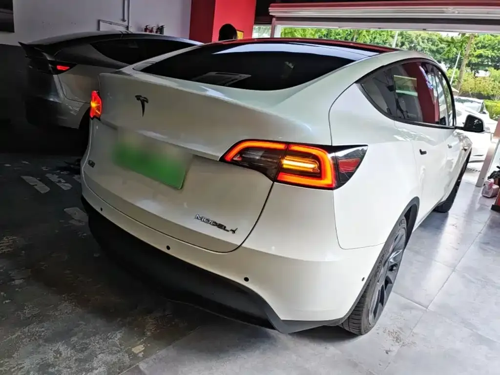 Tesla Model Y — фото 9