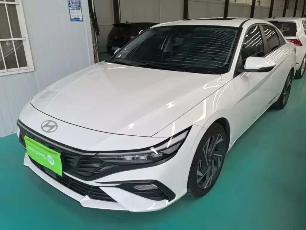 Hyundai Elantra — фото 1