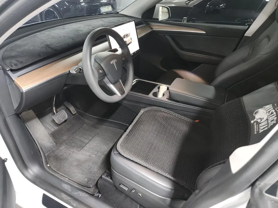 Tesla Model Y — фото 9