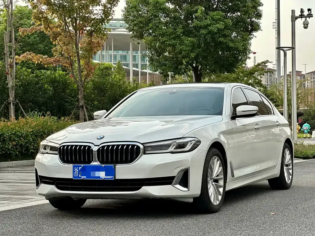 BMW 5 Series — фото 1