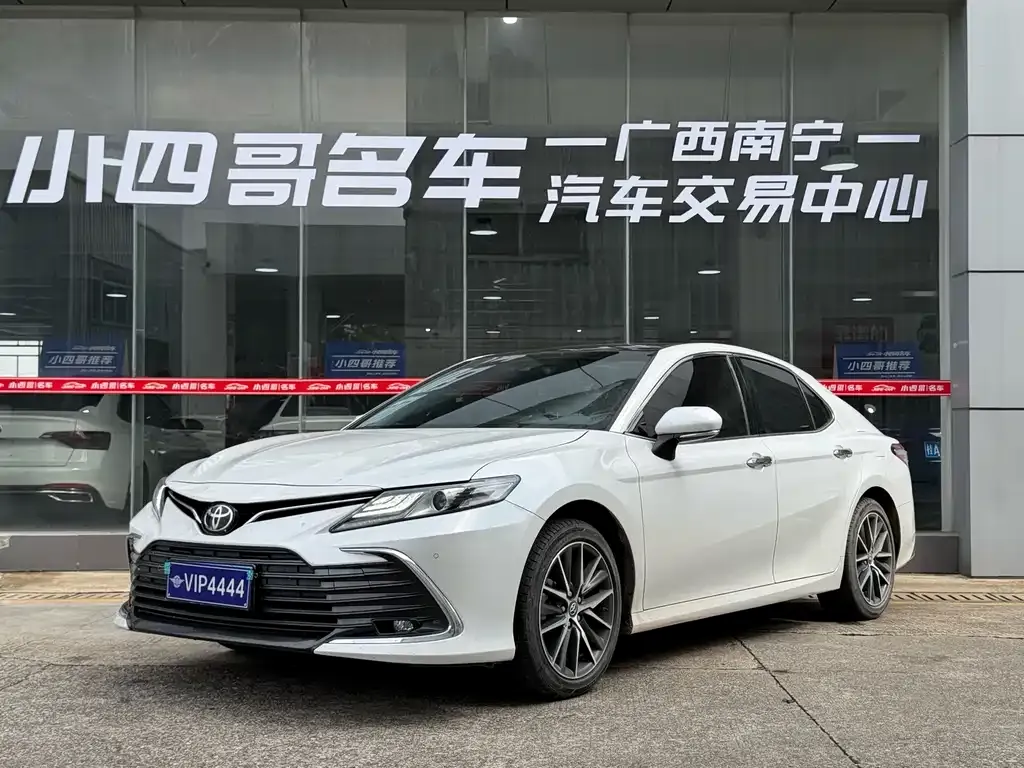 Toyota Camry — фото 1
