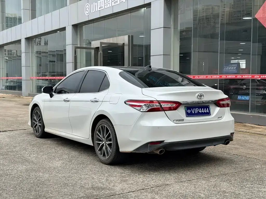 Toyota Camry — фото 3
