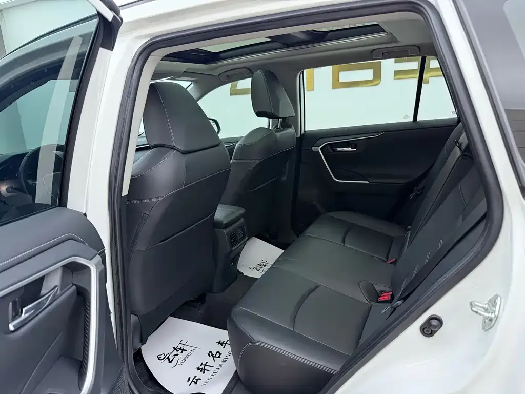 Toyota RAV4 — фото 10