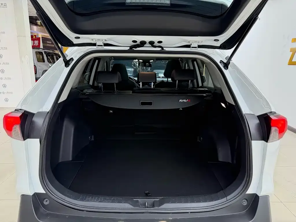 Toyota RAV4 — фото 5